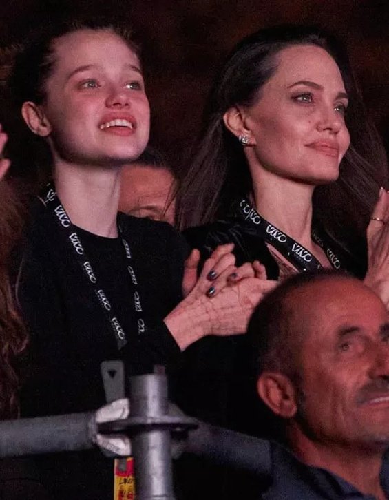 Angelina Jolie and her daughter Shiloh have fun at the Måneskin concert in Rome