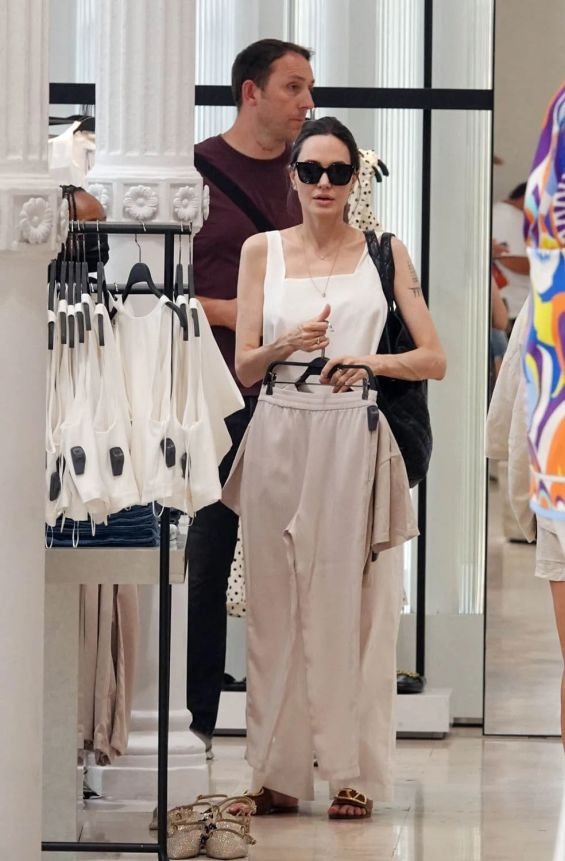 Angelina Jolie and the eldest daughter were photographed shopping in Rome