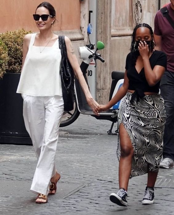 Angelina Jolie and the eldest daughter were photographed shopping in Rome