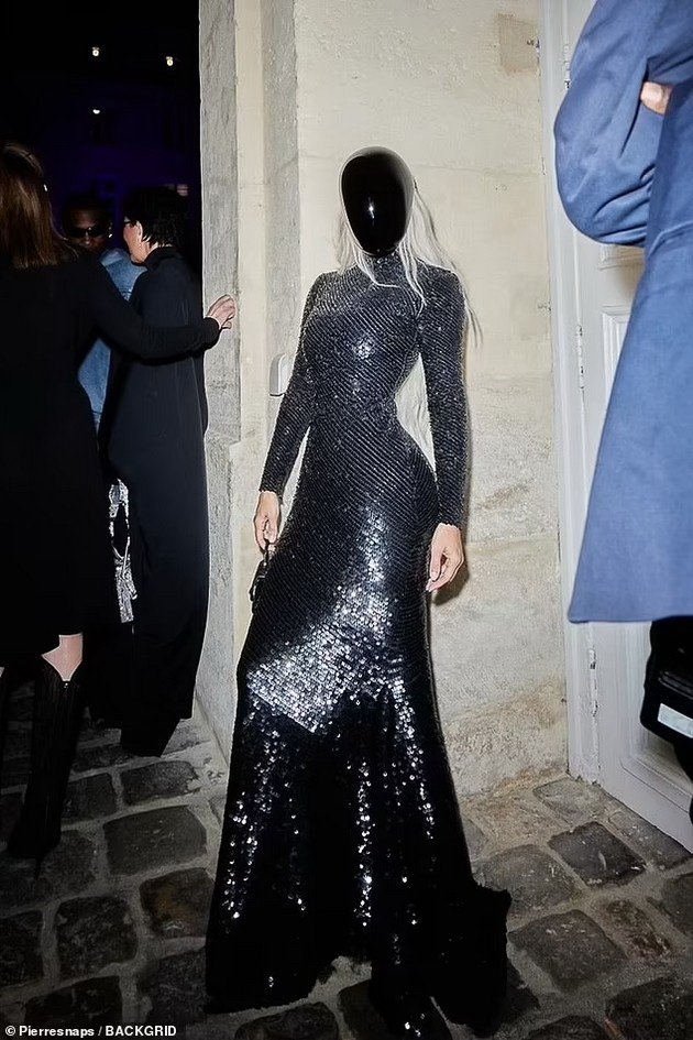 PHOTO: Kim Kardashian in bizarre styling at Fashion Week in Paris together with her daughter North