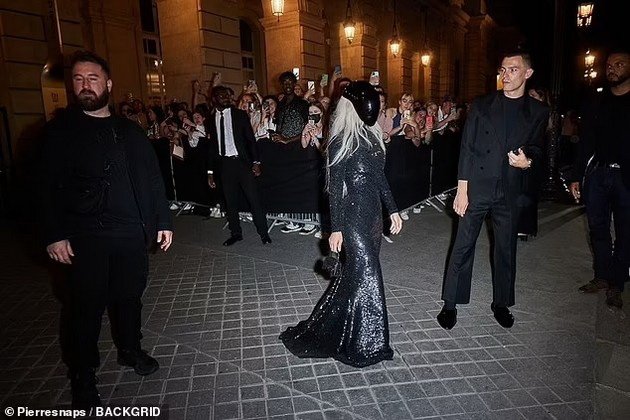 PHOTO: Kim Kardashian in bizarre styling at Fashion Week in Paris together with her daughter North