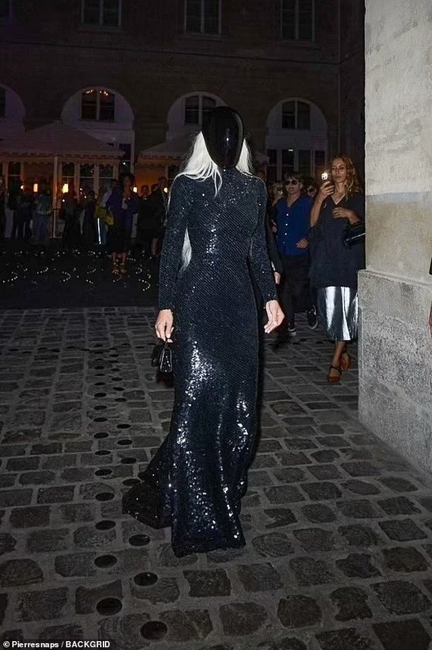 PHOTO: Kim Kardashian in bizarre styling at Fashion Week in Paris together with her daughter North