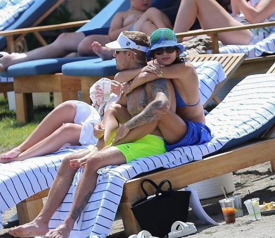 Justin Bieber smiling and happy on vacation with wife Hailey after facial paralysis