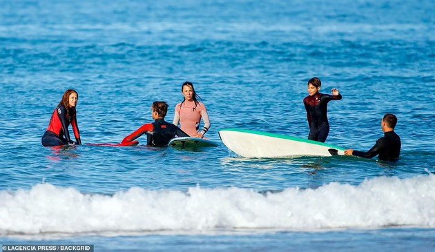 PHOTO: Shakira surfs in Spain with an unknown man and some friends