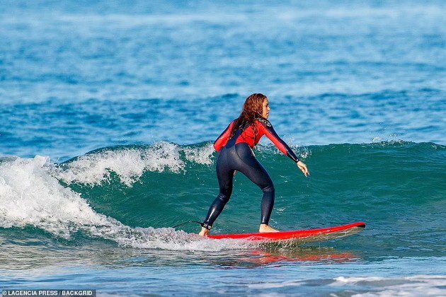 PHOTO: Shakira surfs in Spain with an unknown man and some friends