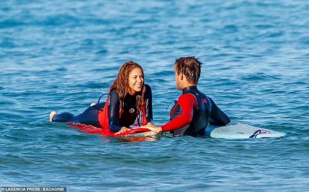 PHOTO: Shakira surfs in Spain with an unknown man and some friends