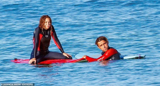 PHOTO: Shakira surfs in Spain with an unknown man and some friends