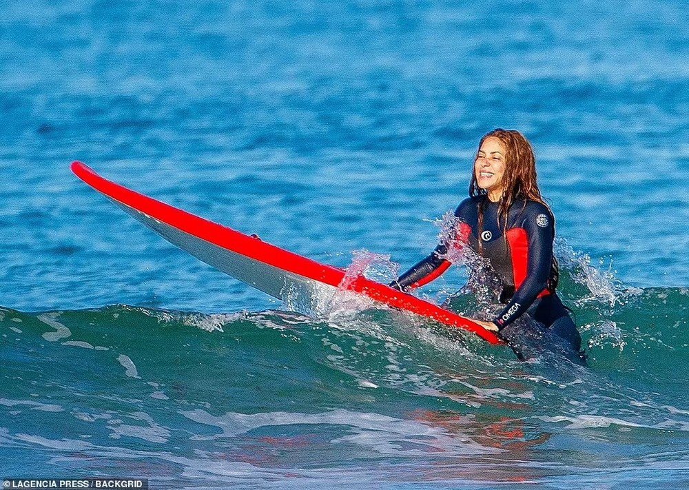 PHOTO: Shakira surfs in Spain with an unknown man and some friends