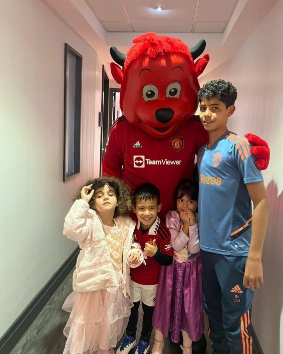 Georgina Rodríguez with four children are cheering for Cristiano Ronaldo from the stands