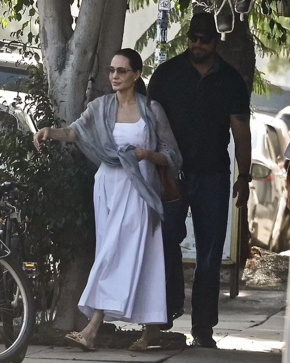 Angelina Jolie photographed with daughter