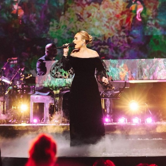 Adele congratulated her beloved on his birthday with a song in the middle of the concert