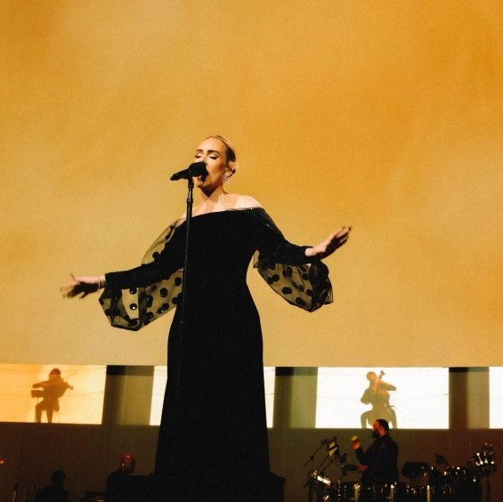 Adele congratulated her beloved on his birthday with a song in the middle of the concert