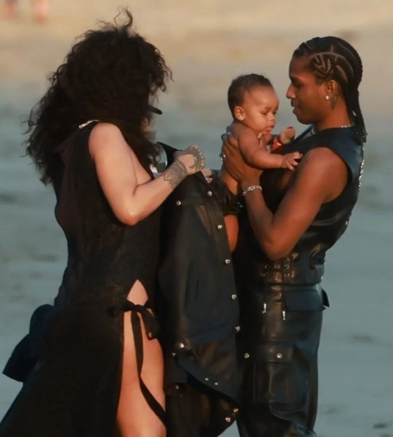  PHOTO: Rihanna and ASAP Rocky photographed for the first time with their son on the beach