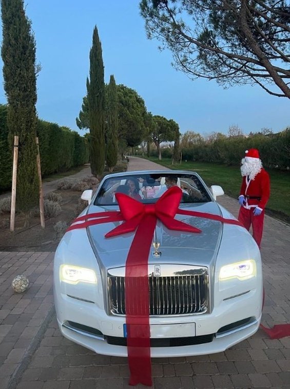 VIDEO: Georgina Rodriguez surprised Ronaldo with a new car for Christmas