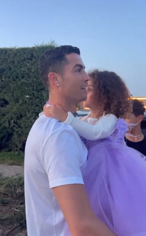 VIDEO: Georgina Rodriguez surprised Ronaldo with a new car for Christmas