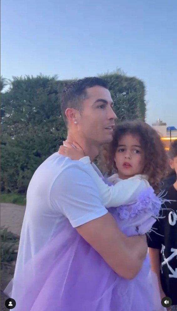 VIDEO: Georgina Rodriguez surprised Ronaldo with a new car for Christmas