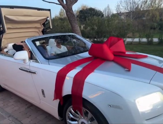 VIDEO: Georgina Rodriguez surprised Ronaldo with a new car for Christmas