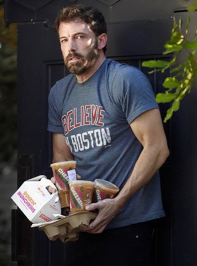 Ben Affleck has become a meme again – He sells coffee and donuts in a cafeteria with JLO