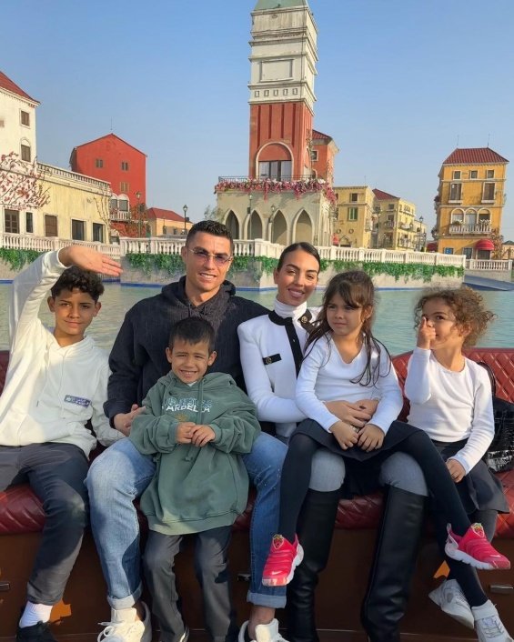 Cristiano Ronaldo with Georgina and the children are enjoying in Saudi Arabia