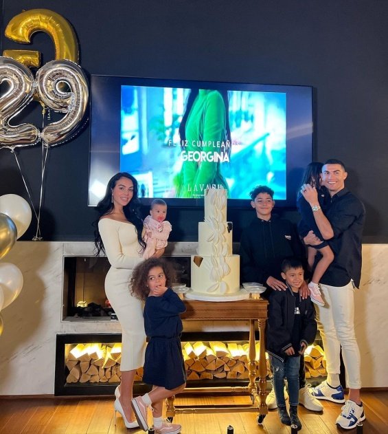 Georgina Rodriguez celebrated her birthday together with Cristiano Ronaldo and five children