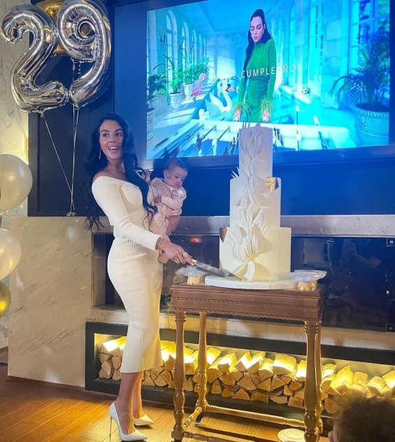 Georgina Rodriguez celebrated her birthday together with Cristiano Ronaldo and five children