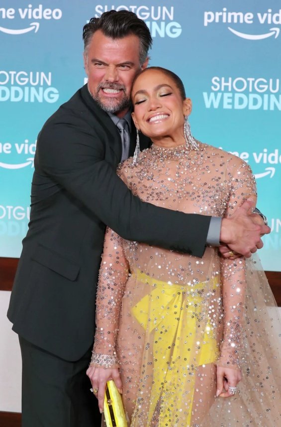 Jennifer Lopez in a creation with crystals from Valentino at the premiere