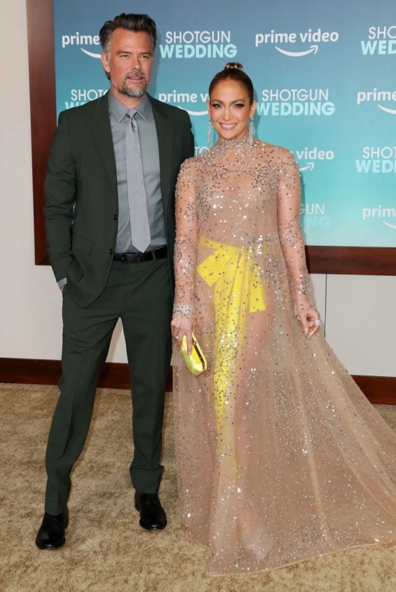 Jennifer Lopez in a creation with crystals from Valentino at the premiere