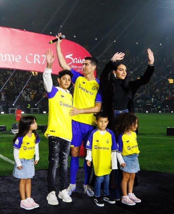 PHOTO: Cristiano Ronaldo next to Georgina and the four children at a stadium in Riyadh after the transfer