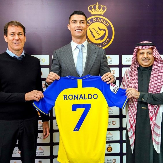 PHOTO: Cristiano Ronaldo next to Georgina and the four children at a stadium in Riyadh after the transfer