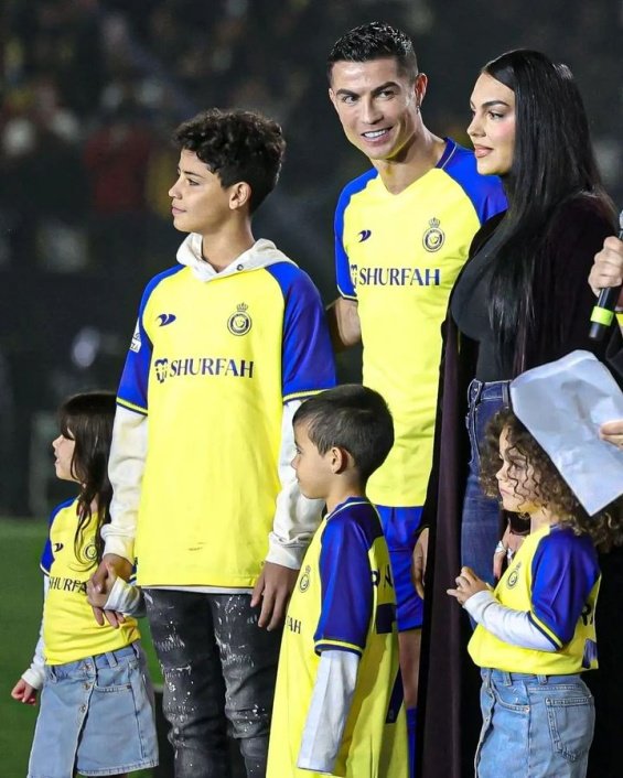 PHOTO: Cristiano Ronaldo next to Georgina and the four children at a stadium in Riyadh after the transfer