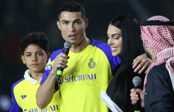 PHOTO: Cristiano Ronaldo next to Georgina and the four children at a stadium in Riyadh after the transfer