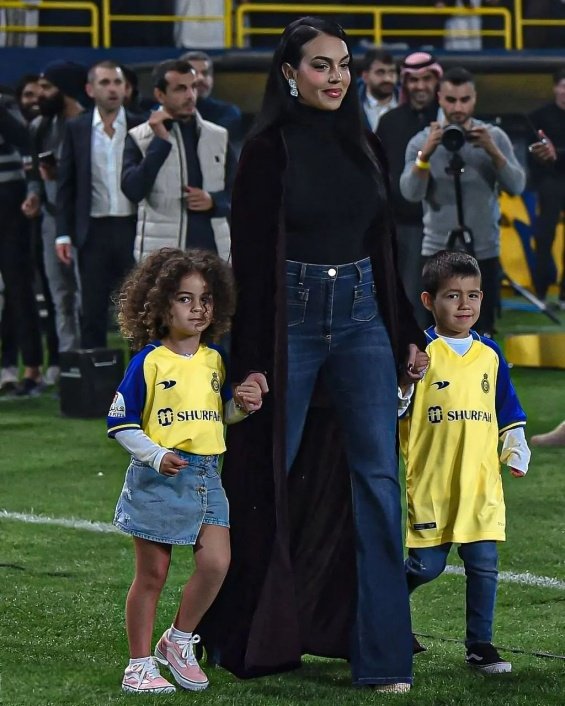 PHOTO: Cristiano Ronaldo next to Georgina and the four children at a stadium in Riyadh after the transfer