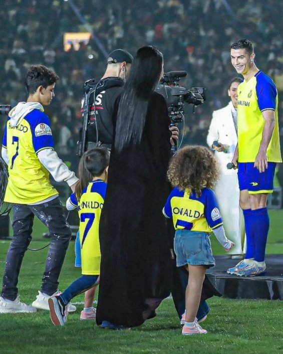 PHOTO: Cristiano Ronaldo next to Georgina and the four children at a stadium in Riyadh after the transfer