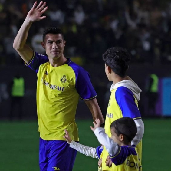 PHOTO: Cristiano Ronaldo next to Georgina and the four children at a stadium in Riyadh after the transfer