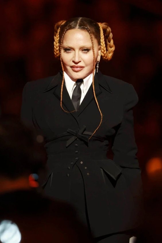 64-year-old Madonna with braids at the Grammys - Fans disappointed by the changes to her face