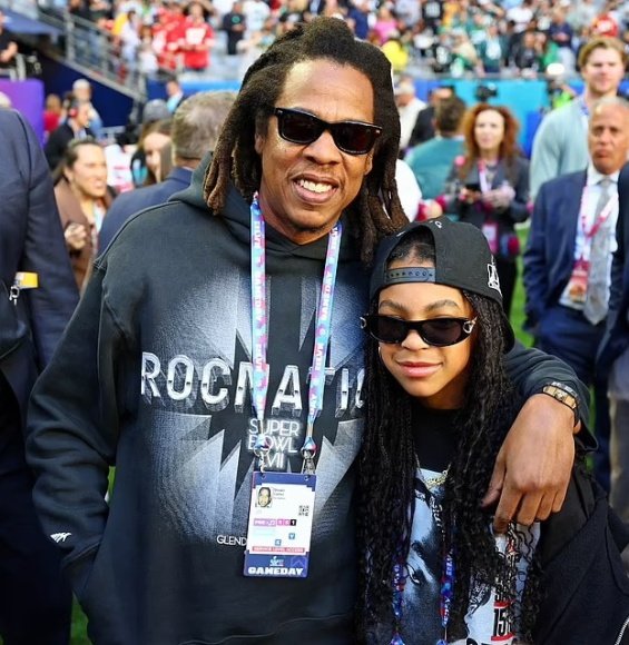 PHOTO: Jay-Z with grown daughter Blue Ivy at the Super Bowl 2023