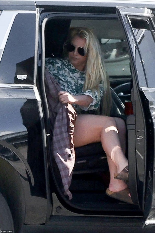 Britney Spears posts photos with her manager in Hawaii