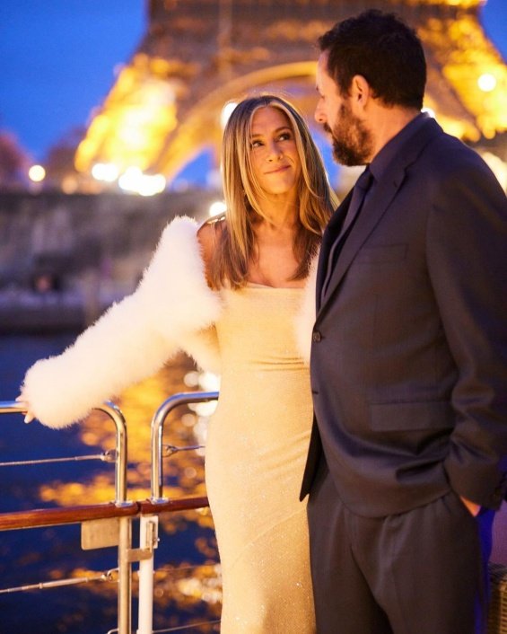 Jennifer Aniston in glamorous styling next to Adam Sandler at the premiere in Paris