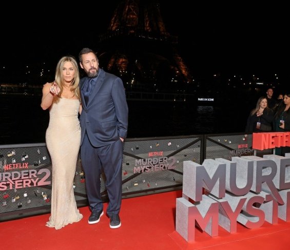 Jennifer Aniston in glamorous styling next to Adam Sandler at the premiere in Paris
