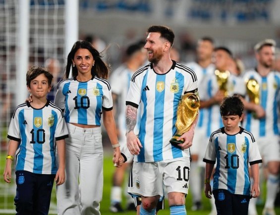 Messi received the support of his wife and 3 children in Argentina's first victory after the World Cup title