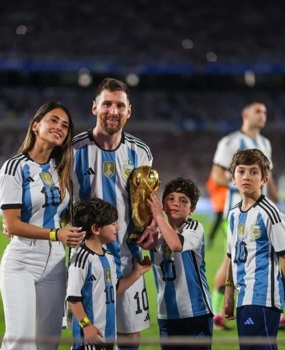 Messi received the support of his wife and 3 children in Argentina's first victory after the World Cup title