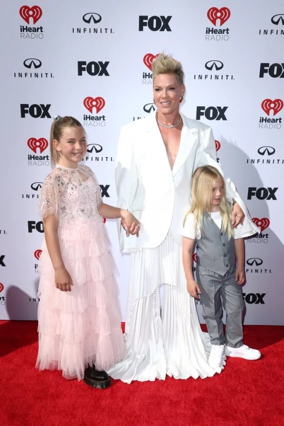 Pink received the "Icon" award at a ceremony accompanied by both children