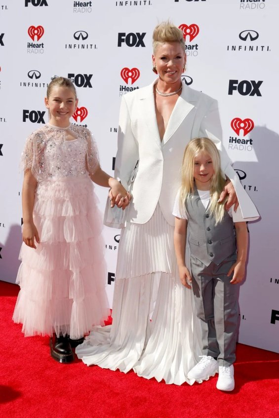 Pink received the "Icon" award at a ceremony accompanied by both children