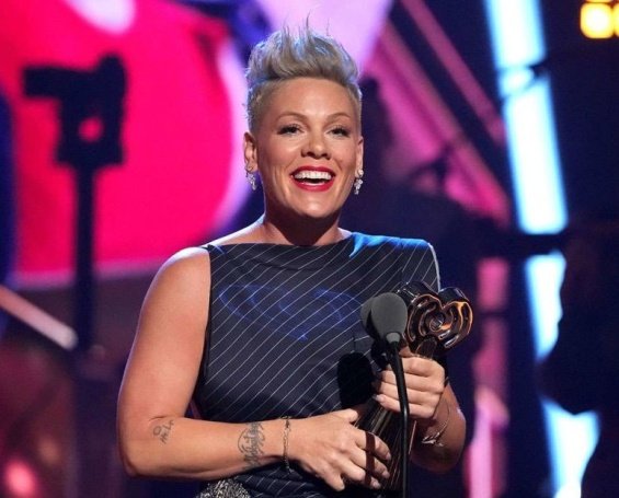 Pink received the "Icon" award at a ceremony accompanied by both children