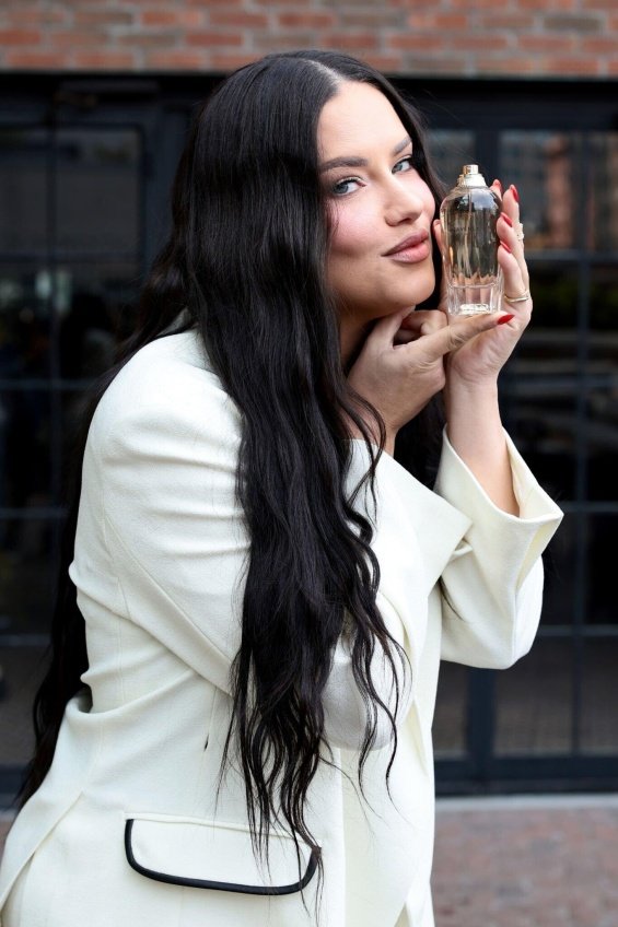 Adriana Lima shined at the promotion of the new Victoria's Secret perfume