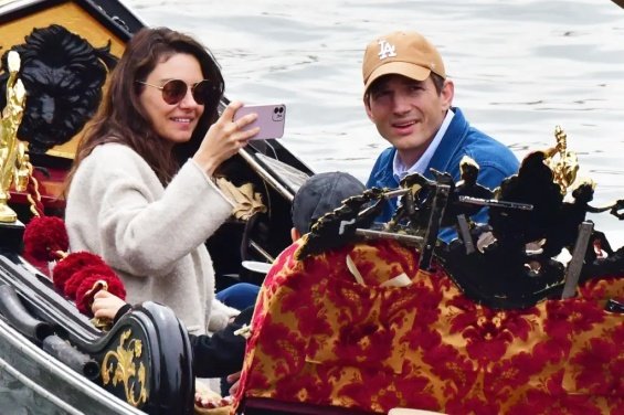 Mila Kunis and Ashton Kutcher with their 2 children on a trip to Venice