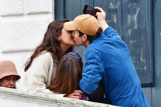 Mila Kunis and Ashton Kutcher with their 2 children on a trip to Venice