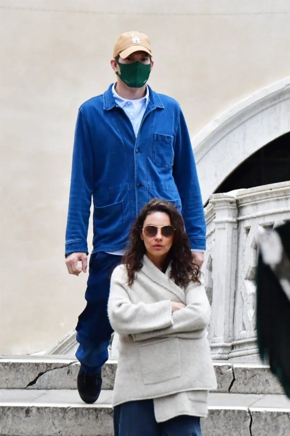 Mila Kunis and Ashton Kutcher with their 2 children on a trip to Venice