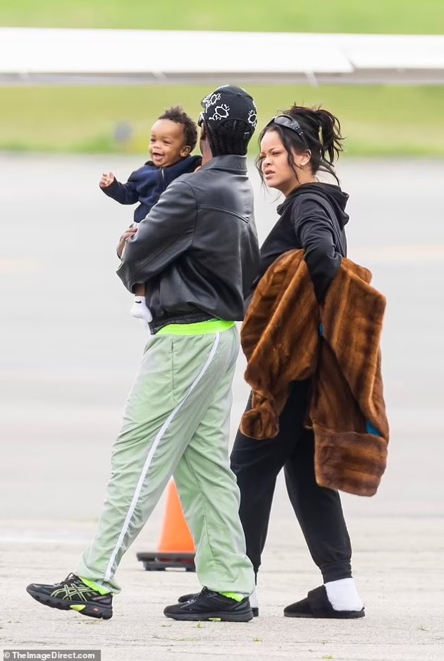 PHOTO: Rihanna walks around in socks and slippers, tired and unkempt