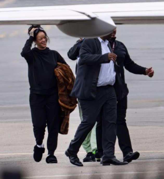PHOTO: Rihanna walks around in socks and slippers, tired and unkempt